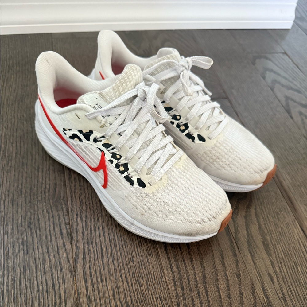 Nike Air Zoom Pegasus 39 sneakers in white Red Sneakers with Animal Print 5.5